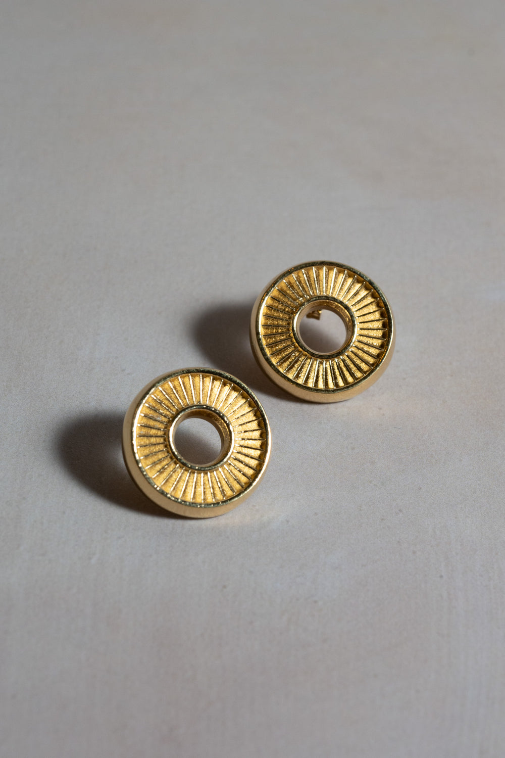 Gold Disco Monolítico Earrings